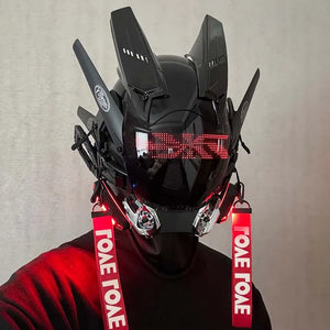 Hełm cyberpunk z kolorowym ekranem z czerwonym tekstem na ekranie, noszony z czerwonymi wstążkami i czerwonym topem