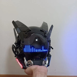 Hełm cyberpunk z kolorowym ekranem trzymany w dłoni, niebieskie paski equalizera i czerwone światło przy policzku