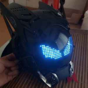 Hełm cyberpunk z kolorowym ekranem, zbliżenie z niskiego kąta na niebieskie pikselowe oczy świecące na ekranie