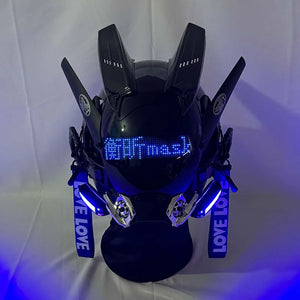 Hełm cyberpunk z kolorowym ekranem na manekinie, niebieski tekst na ekranie i podświetlone niebieskie wstążki