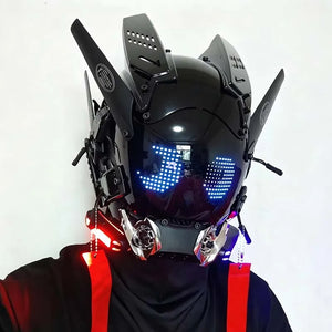Hełm cyberpunk z kolorowym ekranem noszony z czerwonymi wstążkami, niebieskie pikselowe oczy i podświetlane moduły w chromowanym wykończeniu
