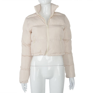 Abrikos Y2K-pufferjakke på en mannequin, let skråt forfra med snøren i kanten synlig
