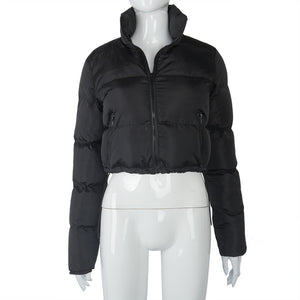 Sort kort quiltet puffer på en mannequin, frontvisning med lynlås foran, lynlåslommer og snøre i kanten