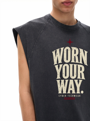 Zbliżenie na nadruk WORN YOUR WAY na znoszonej koszulce bez rękawów, czerwona gwiazda i mały napis CYBER TECHWEAR