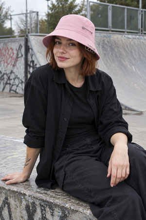 Átszúrt gyűrűs bucket kalap