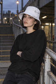 Átszúrt gyűrűs bucket kalap