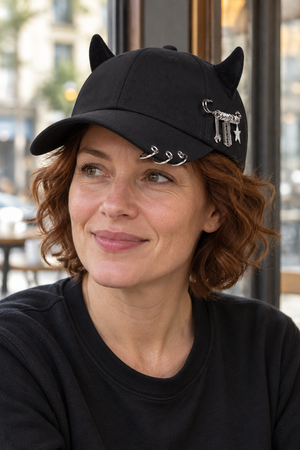 Gorra de Béisbol con Anillos y Cuernos