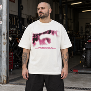 Y2K-t-shirts med vridna suddiga bokstäver