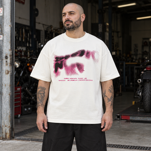 Y2K-t-shirts med vridna suddiga bokstäver
