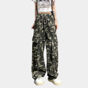 Pantalones cargo de mujer con estampado de camuflaje y cordón