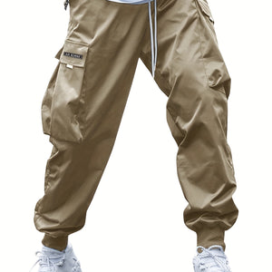 Kaki variant, vooraanzicht met witte sneakers, taille met trekkoord, een cargozak met klep en samengetrokken boorden