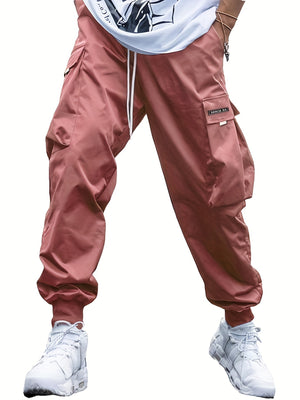 Koraalkleurige variant, vooraanzicht, taille met trekkoord, cargozak met klep en omgeslagen enkels over witte sneakers