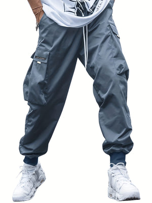 Leisteenblauwe variant, vooraanzicht, taille met trekkoord, dijzak met klep en elastische boorden over witte sneakers