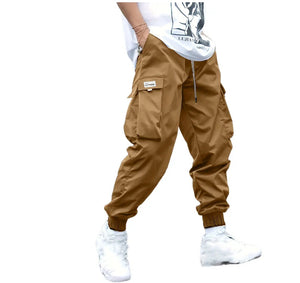 Kameelbruine variant vrijgesteld op wit, taille met trekkoord, dijzak en samengetrokken boorden over witte sneakers