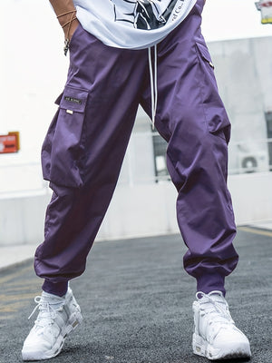 Paarse variant, vooraanzicht, taille met trekkoord, grote cargozak met klep en omgeslagen zomen over witte sneakers