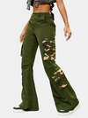 Pantalon cargo évasé à motif camouflage