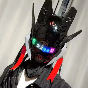 Four Colour Screen Cyberpunk Helmet kantuna, värviline tekst liigub ekraanil, taga mustad torud