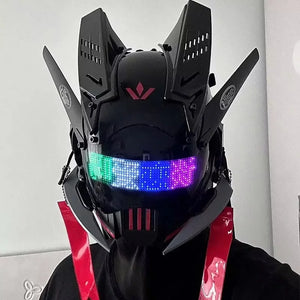Four Colour Screen Cyberpunk Helmet kantuna lähivaates, vikerkaare-LED-riba hõõgub üle musta visiiri