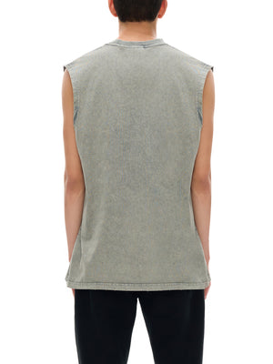 Back view on the model, the body hanging loose and finishing straight across the hip