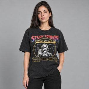 Sjov Y2K-T-shirt med dødningehoved – båret af en kvinde