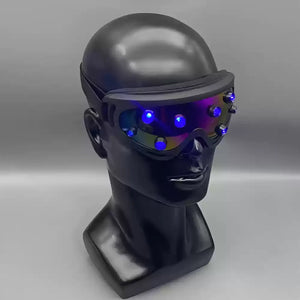 ゴーグルハーフフェイスサイバーパンクマスク、マネキンヘッドに着用した青く光るスタッド付きの青いライトゴーグル