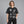 Sort oversized Y2K-T-shirt med grafisk print – båret af en kvinde