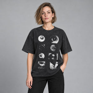 Sort oversized Y2K-T-shirt med grafisk print – båret af en kvinde
