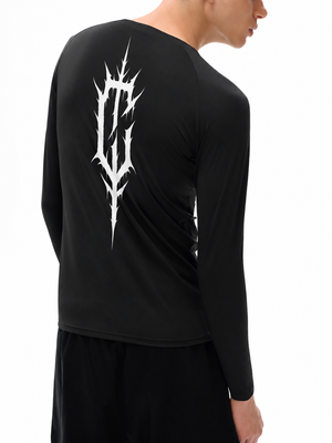 Three-quarter back view on the model, the spiked emblem following the line of the spine