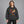 Y2K-hoodie i kraftigt bomuld – båret af en kvinde