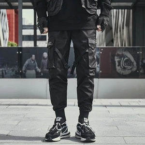 Pantalón negro con banda en el tobillo estilo hip hop