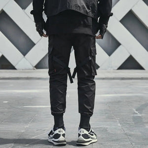 Pantalón negro con banda en el tobillo estilo hip hop