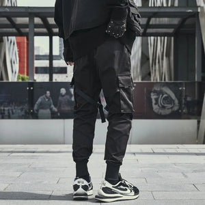 Pantalón negro con banda en el tobillo estilo hip hop