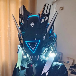 Isblå cyberpunk-hjelm båret innendørs, blå trekant og hvite kjevepoder som lyser mot gardinene