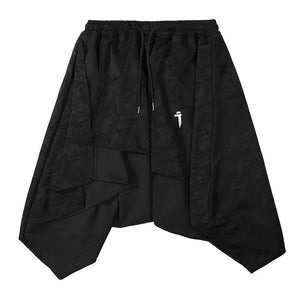 Pantalón negro con parches irregulares