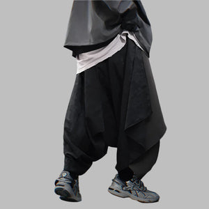 Pantalón negro con parches irregulares
