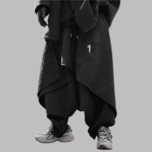 Pantalón negro con parches irregulares