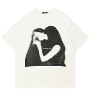Y2K-skjorter med kysseprint lagt fladt, forsiden af den off-white t-shirt med print af et sløret kyssende par