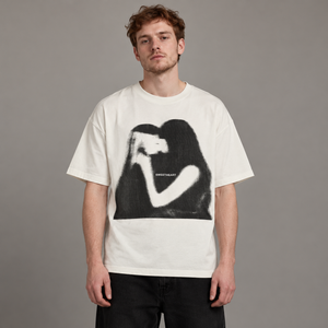 Mand med Kissing Graphic Y2K-skjorten og sorte bukser, frontvisning af den oversized pasform og printet