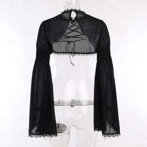 Lace Bow Goth Top σε διάφανο μανεκέν, μπροστινή όψη του γιακά με άνοιγμα keyhole, του δεσίματος με κορδέλα και του κοντού τελειώματος
