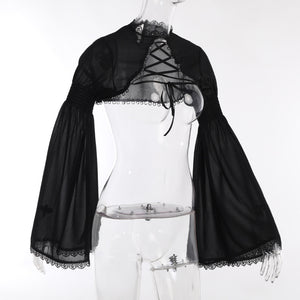 Μαύρο κοντό goth shrug σε όψη τριών τετάρτων σε μανεκέν, με σμοκ ζώνη στο μανίκι και μανίκια καμπάνα