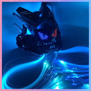 Hełm cyberpunk z dużym ekranem z niebieskimi pikselowymi oczami i rozlanymi na podłodze niebieskimi światłowodami