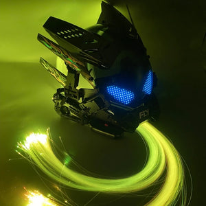 Hełm cyberpunk z dużym ekranem w żółtym świetle, niebieskie pikselowe oczy z warkoczem świecących włókien