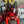 LED X Cyberpunk Helmet graffitis fal előtt, piros X és állkapocsfények piros szalagokkal