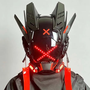 LED X Cyberpunk Helmet világos háttéren, teljes elölnézet piros állkapocsmodulokkal és szürke kapucnival