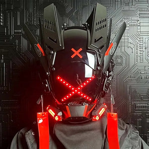 LED X Cyberpunk Helmet fémes áramköri mintázat előtt, piros X izzik a fülvédők alatt