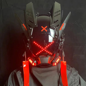 LED X Cyberpunk Helmet piros színben, elölnézet piros LED X-szel, szellőzős lapokkal és lelógó piros szalagokkal