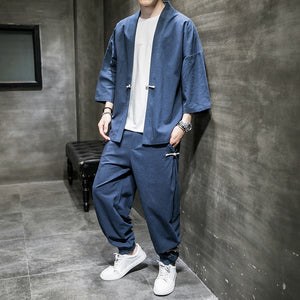 Marineblauwe kimonoset van linnenmix voor heren, kimonojasje met driekwartmouwen open gedragen over een wit T-shirt met broek