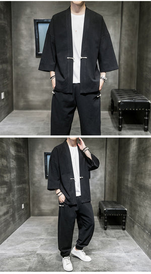 Ensemble kimono homme en mélange de lin noir présenté sous deux angles, veste kimono à brandebourg et pantalon, de face et en pose décontractée