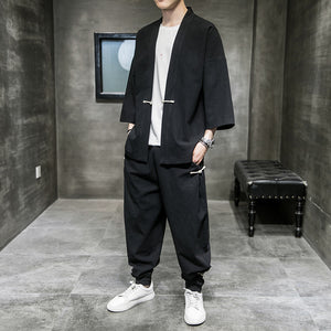 Ensemble kimono homme en mélange de lin noir, veste kimono ouverte sur un t-shirt blanc avec pantalon fuselé assorti