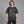 Løs sort Y2K t-shirt – båret af en kvinde